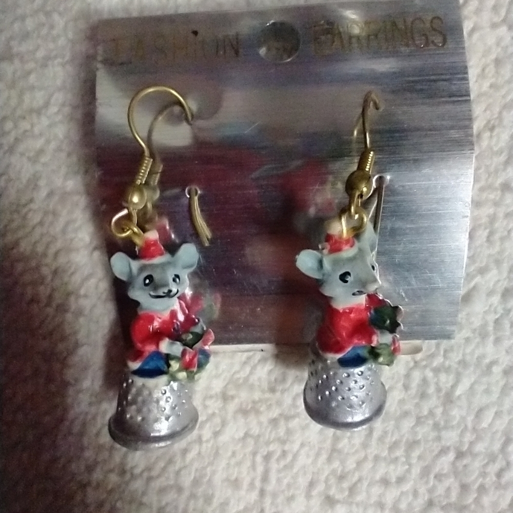 Goldtone grey mouse 🐀 thimble wreath Christmas ⛄ wire earrings